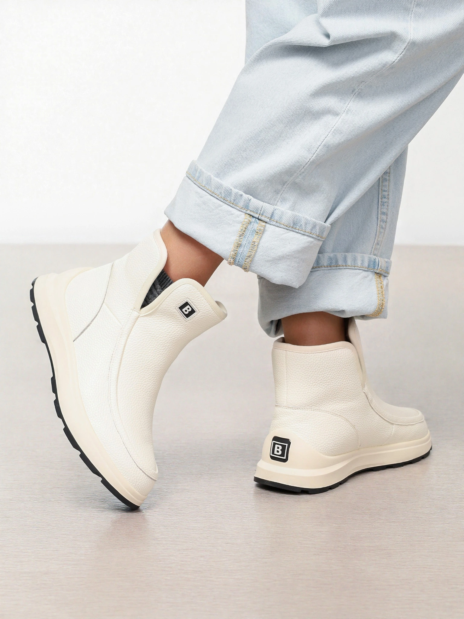 Ботинки белого цвета на низкой подошве